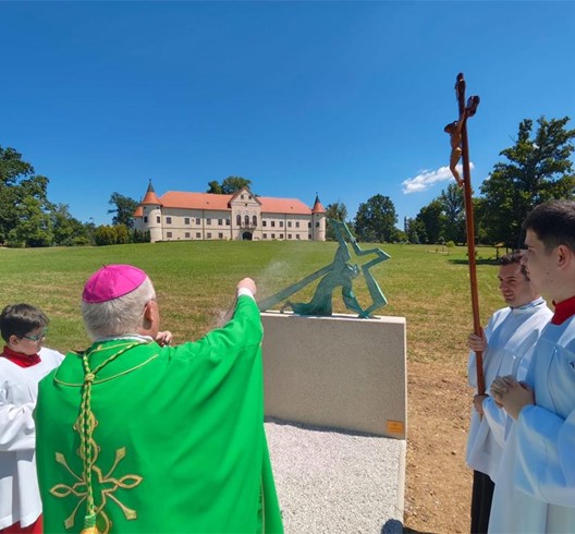 Biskup Razum blagoslovio nove postaje križnoga puta u Lužnici